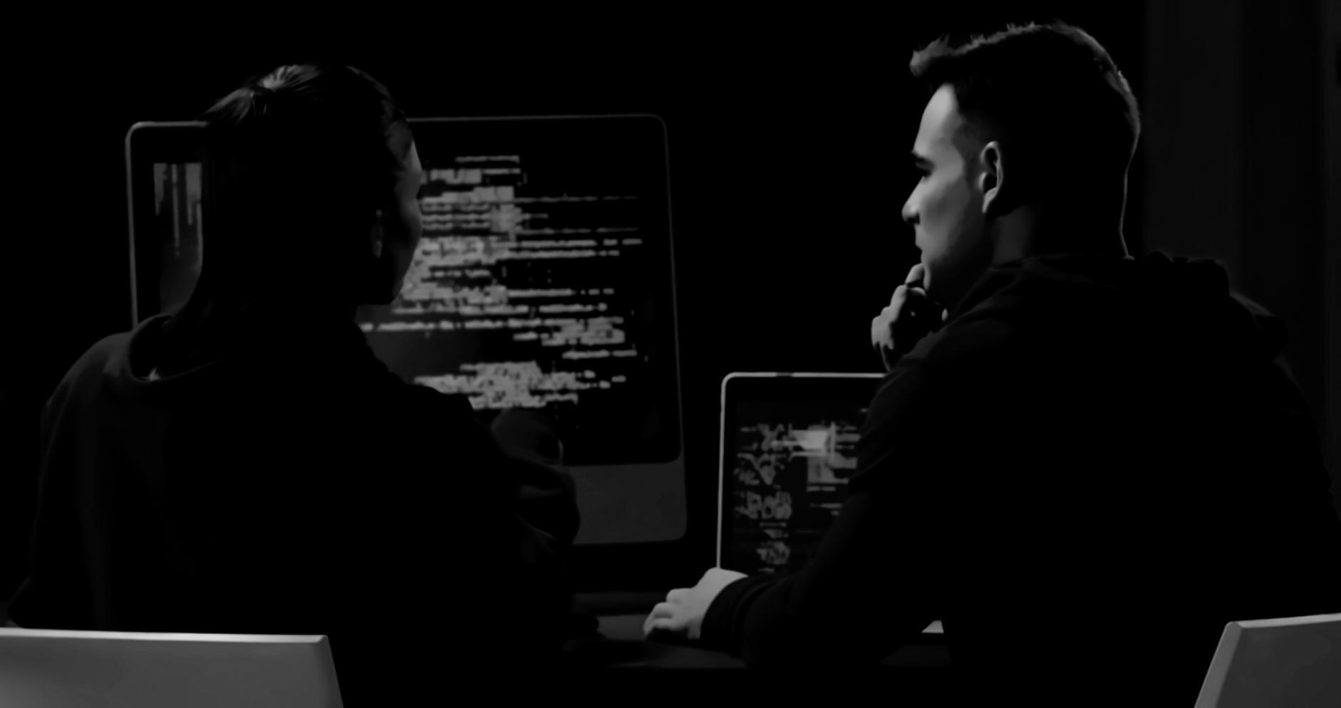 Команда разработчиков за работой над игровым проектом